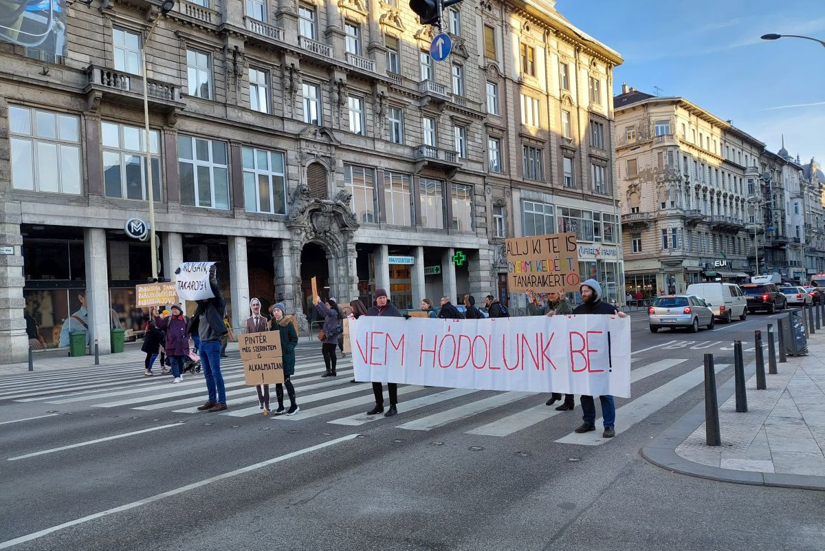 Ilyen egy Zebraszerda. A demonstrálók az út közepén tiltakoznak az oktatás állapota miatt (Fotó: Hutter Marianna / Magyar Hang)