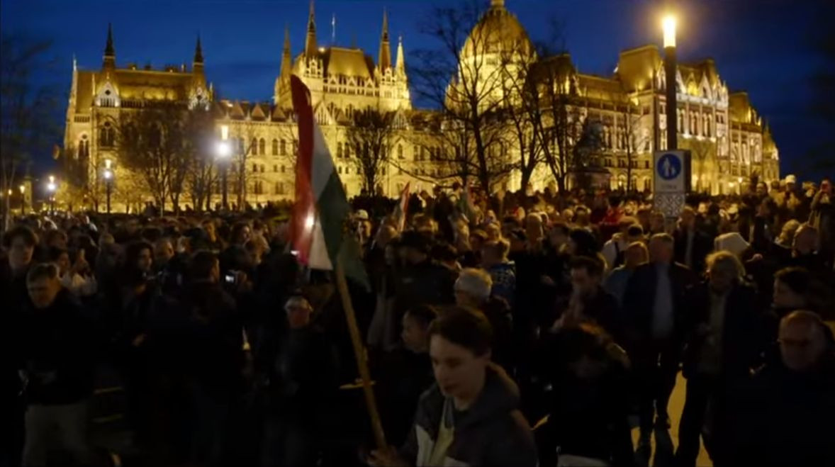 Magyar Péter megérkezik a Kossuth térre