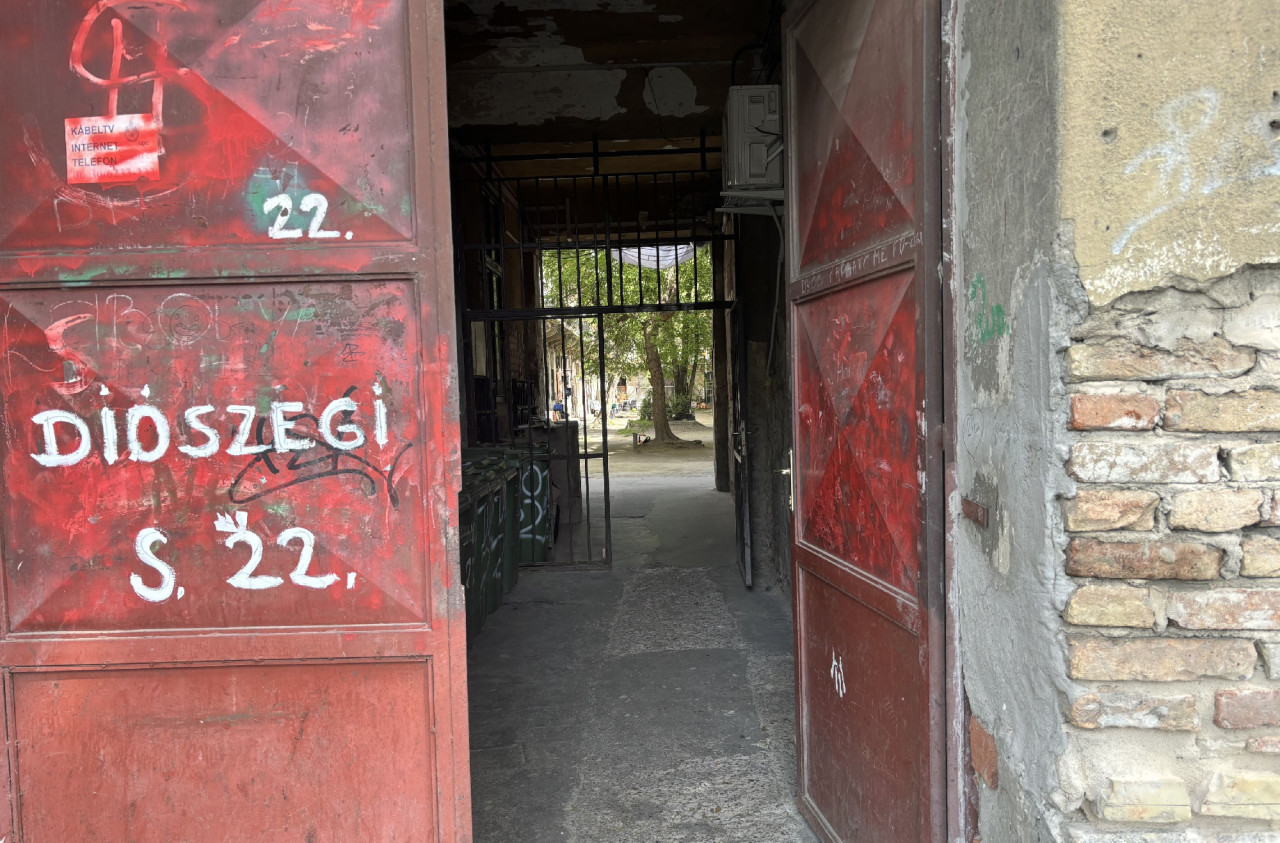 A józsefvárosi Diószegi utca egyik olyan háza, amit kisajátítana az állam (Fotó: Magyar Hang/Grimm Balázs)