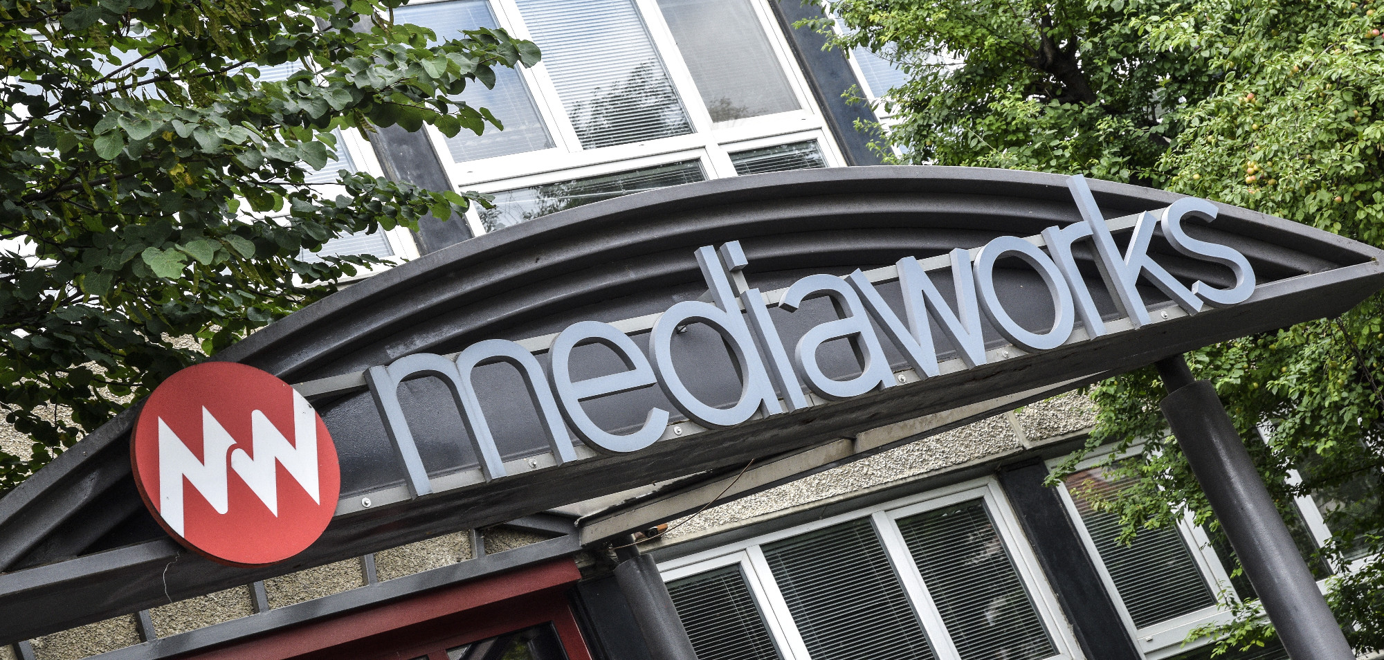 Tovább spórol a Mediaworks: felfüggesztik a nyomtatott Világgazdaság és a Figyelő kiadását