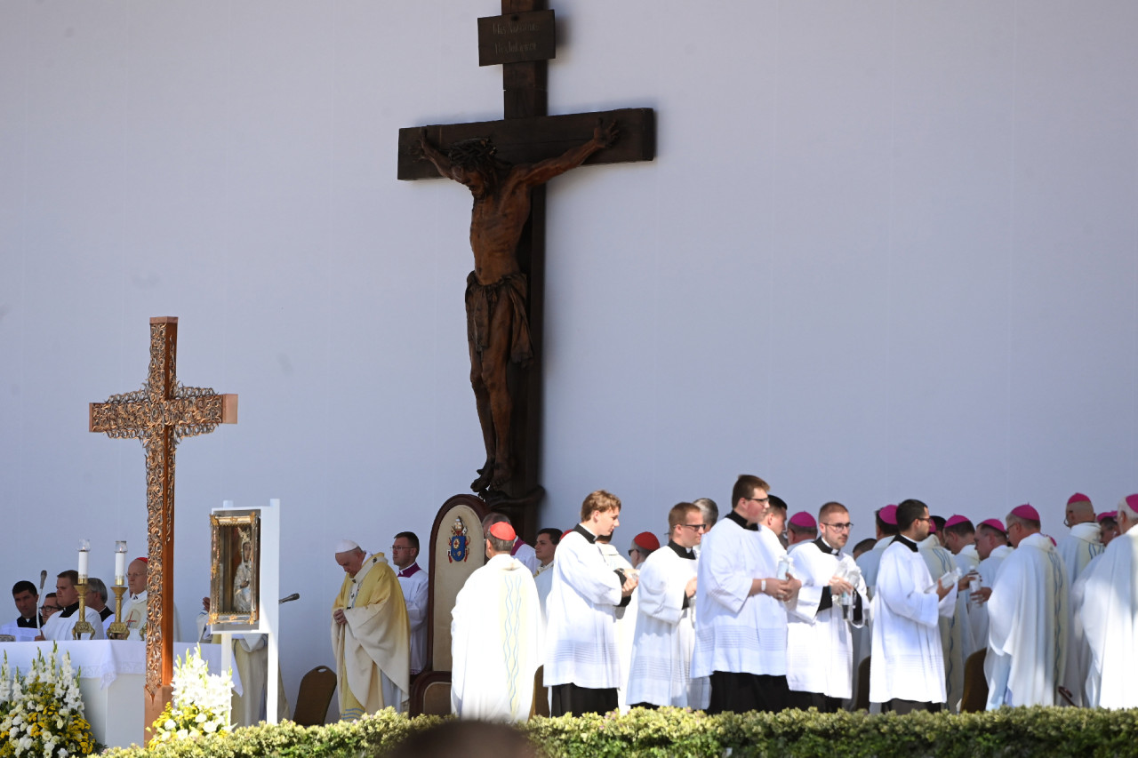 Ferenc pápa (középen) az 52. Nemzetközi Eucharisztikus Kongresszus (NEK) zárómiséjén a Hősök terén 2021. szeptember 12-én (Fotó: MTI/Bruzák Noémi)