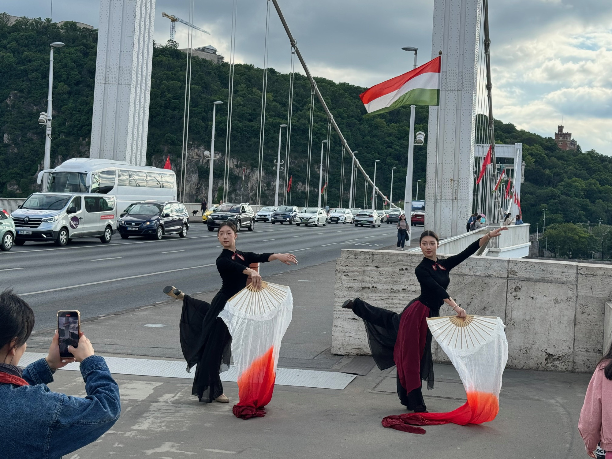 Az ázsiai táncoslányok már készülnek a kínai elnök érkezésére (videóval)