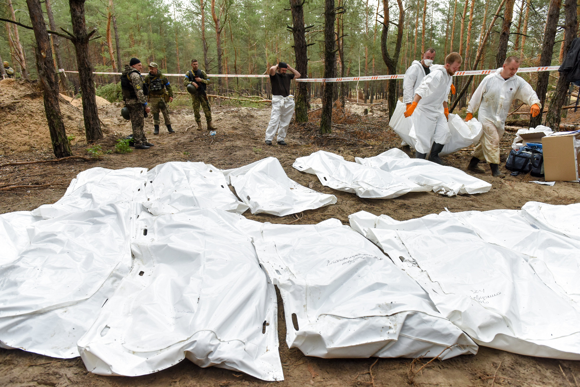 Befejeződött az egyik izjumi tömegsír feltárása, több mint 400 holttestet ástak ki