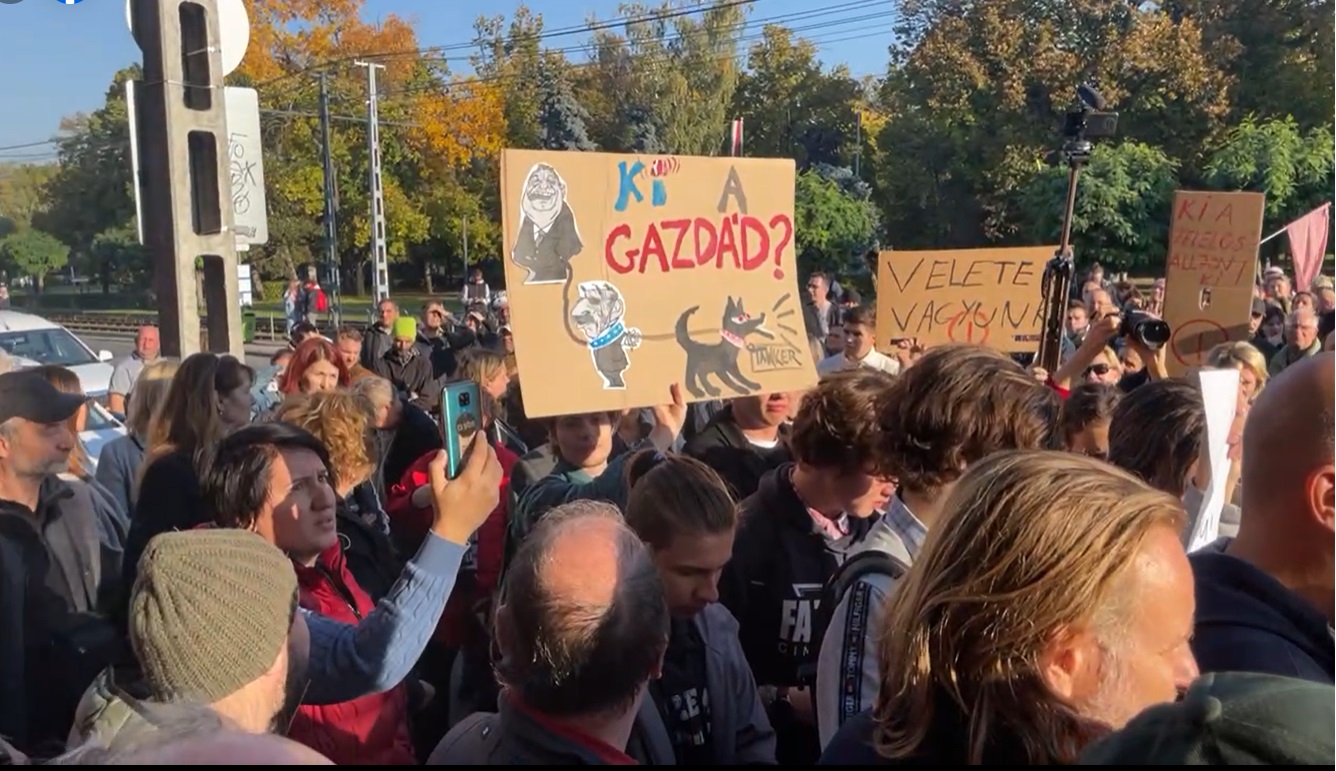Újabb tüntetés a pedagógusok mellett: elkísérték a Karinthy tanárait a tankerülethez