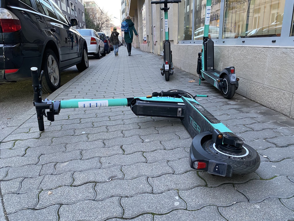 Nyártól büntetés jár az e-rollerrel való szabálytalan parkolásért