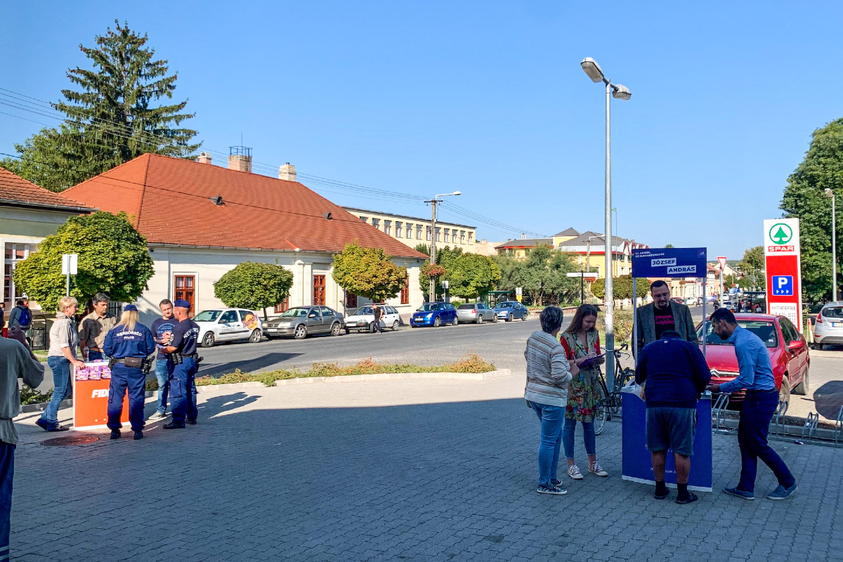 Figyelmeztették a rendőrök a Fidesznek aláírásokat gyűjtőket