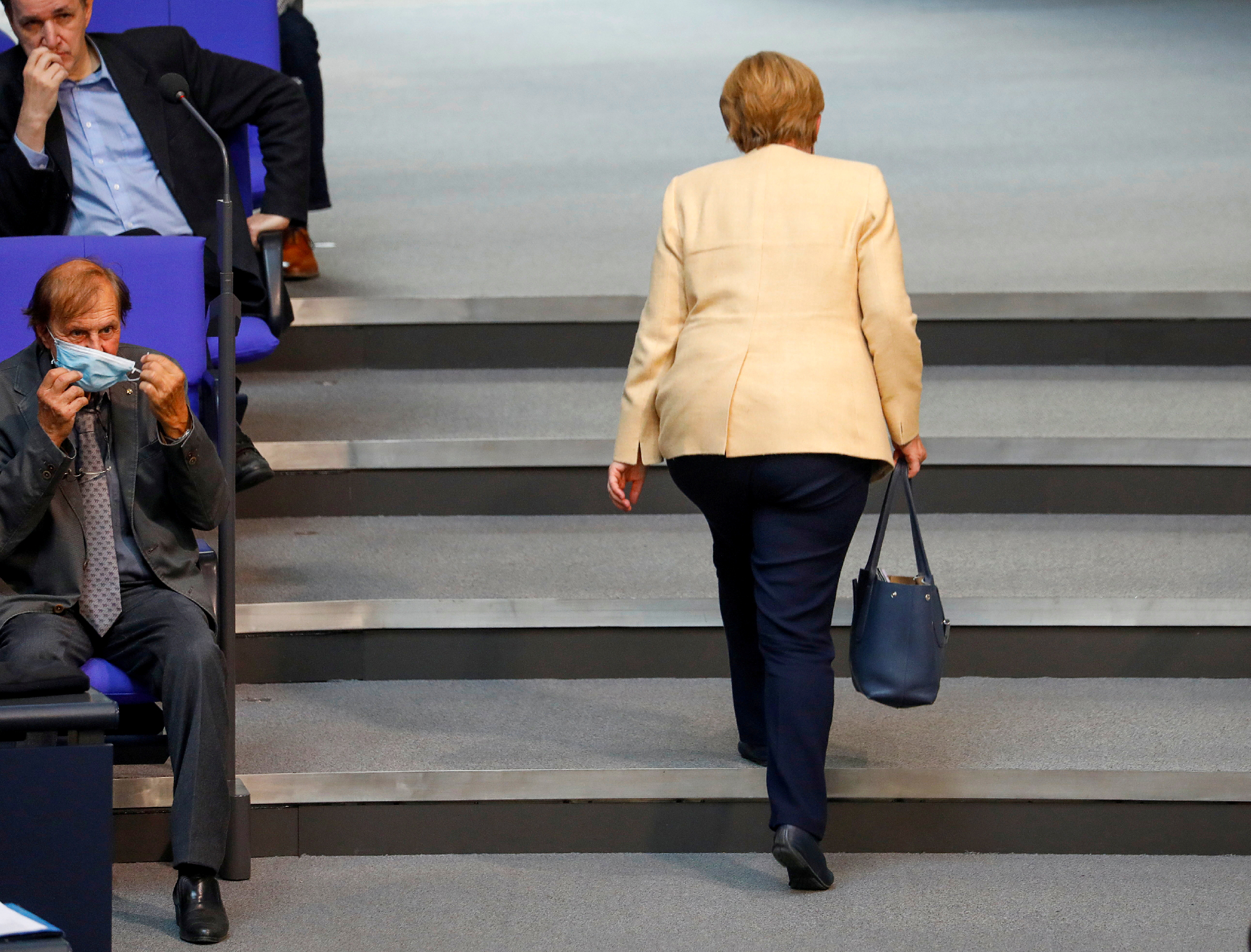 A búcsúzó Merkel mindenkinél népszerűbb