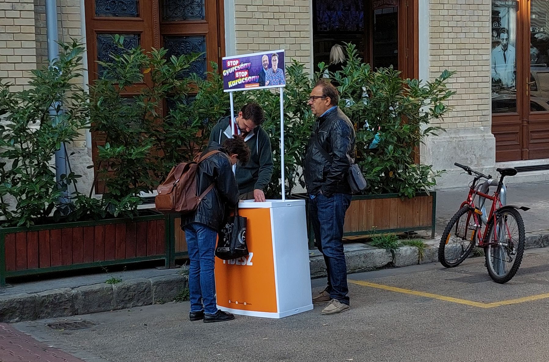 Már 400 ezer aláírásról számolt be a Fidesz, most pedig bekopognak mindenkihez