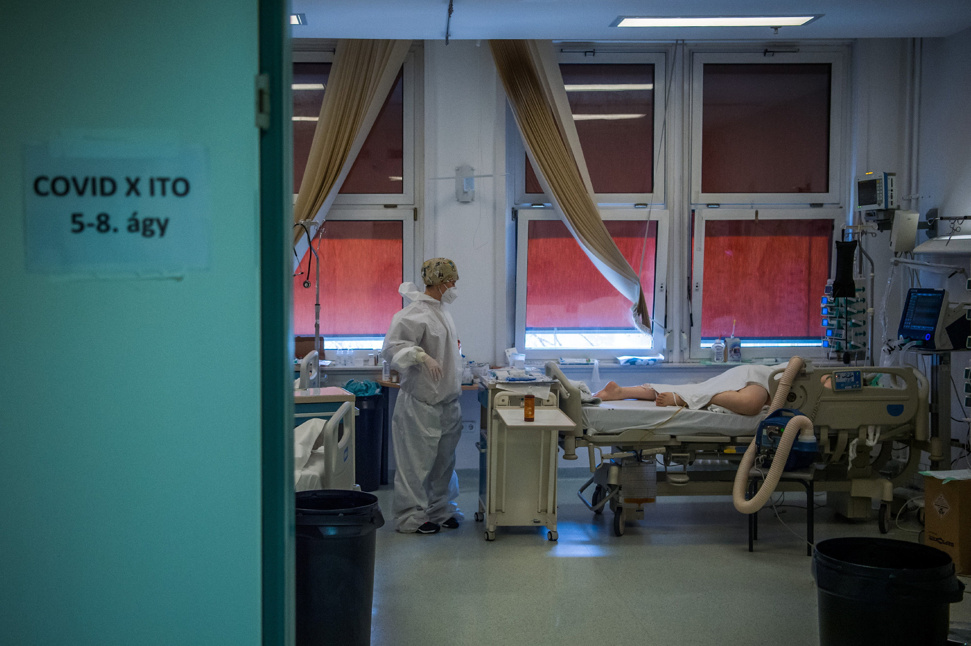 Népszava: Újabb kórházakat vonnak be a koronavírusos betegek ellátásába