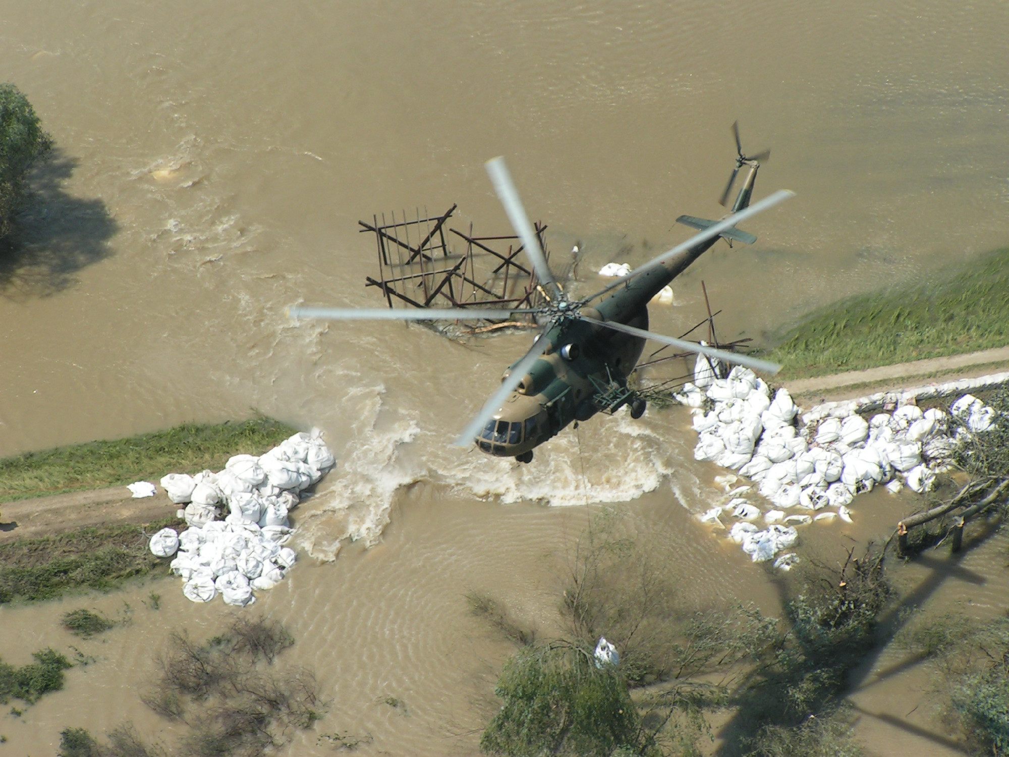 Halálos mentés: a helikopterparancsnokot gyanúsítják a siklóernyős tragédiája ügyében