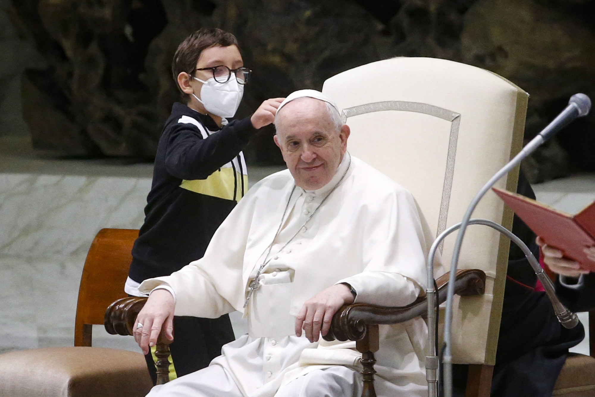 Ferenc pápa a fiataloknak: Szükségünk van a kritikáitokra