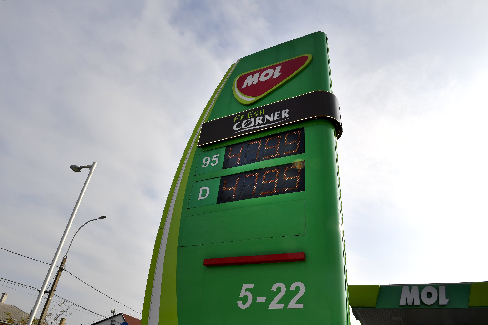 10 forinttal csökken a benzin, 20-szal a gázolaj ára