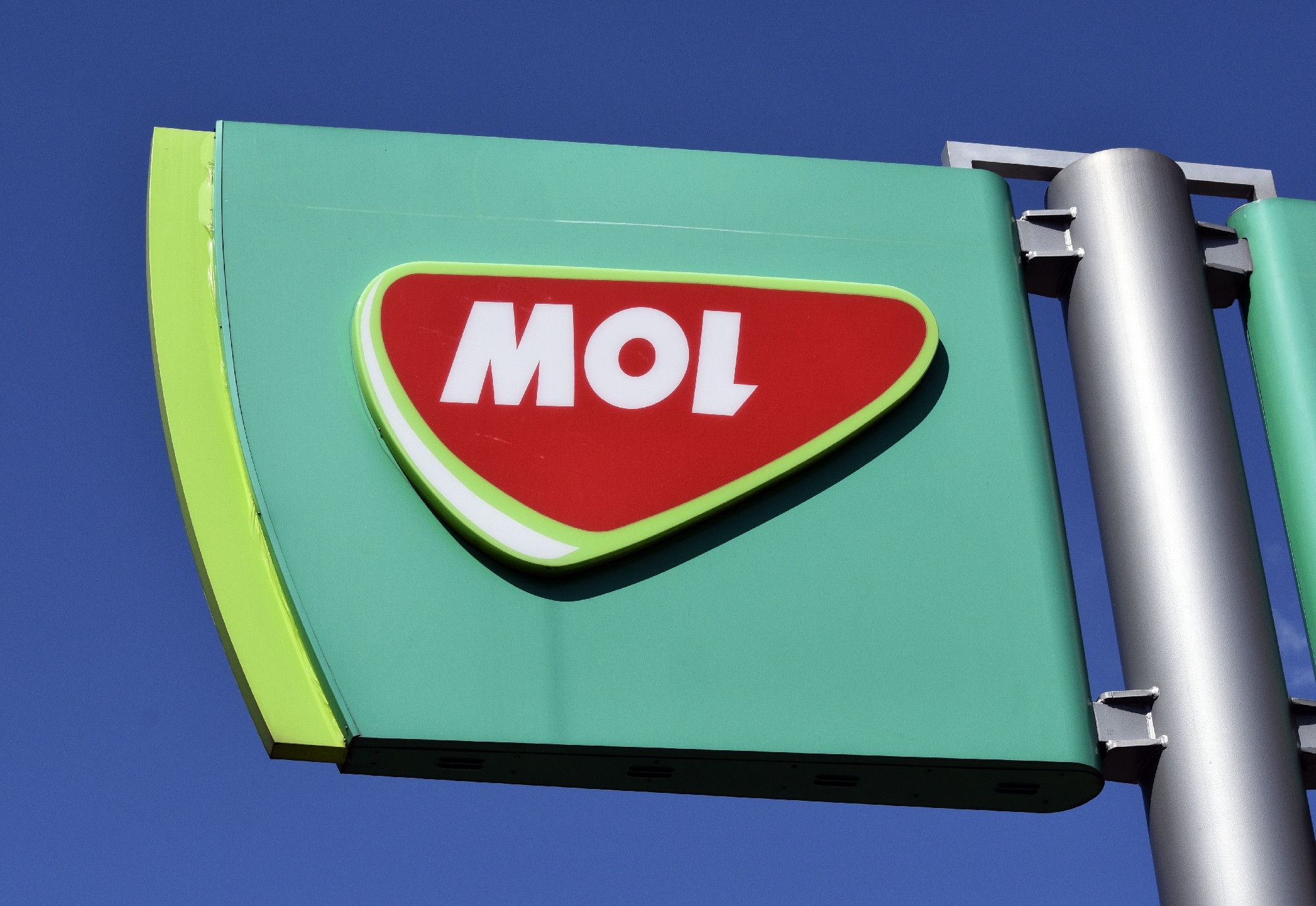 Romániában a Molt vádolják az üzemanyagár-emelés miatt kialakult pánikért