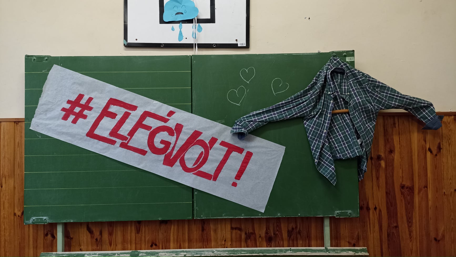 Rendkívüli szünetet rendeltek el a hat kirúgott tanár iskolájában, máshol polgári engedetlenség kezdődött