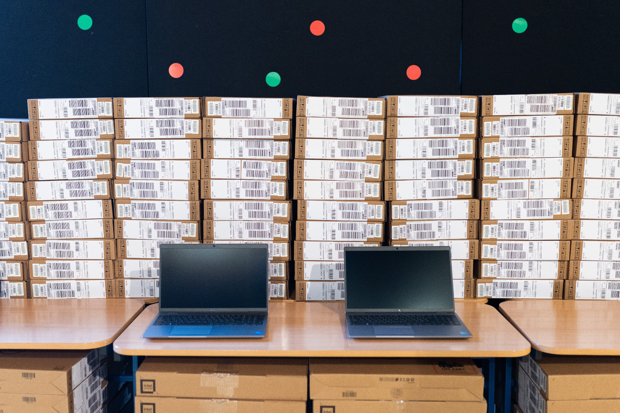 Elkezdték 120 ezer laptop kiosztását az iskolásoknak és tanáraiknak
