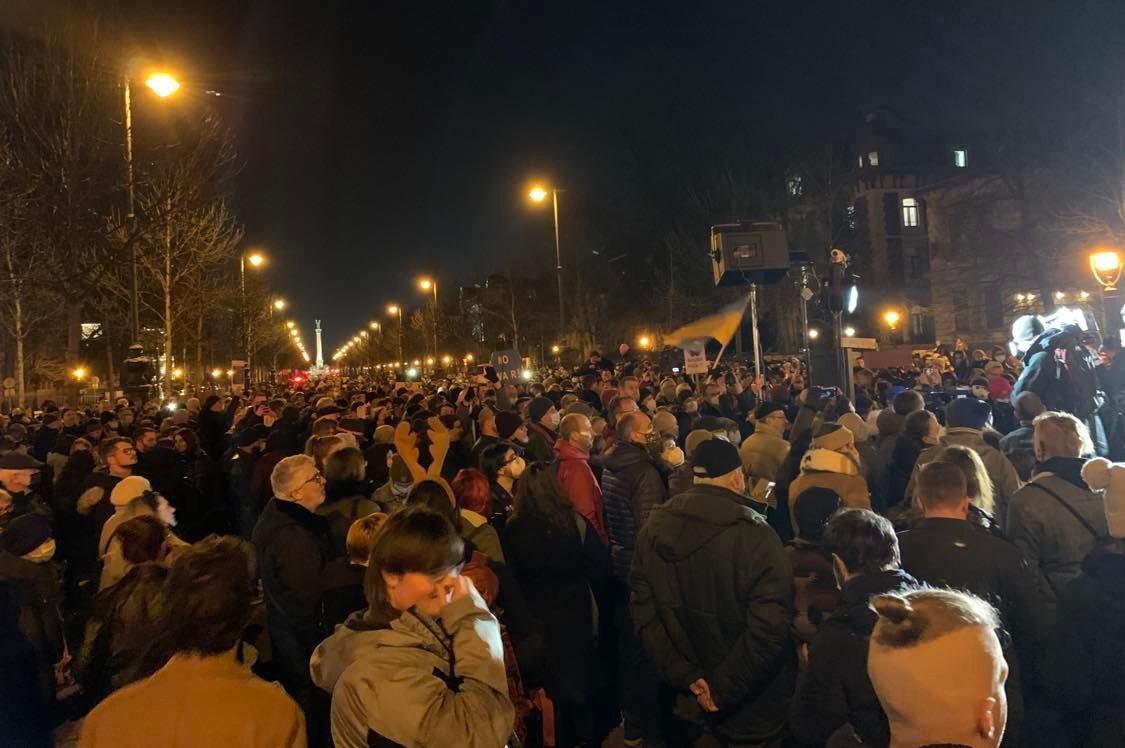 „Ruszkik, haza!” – Az orosz nagykövetség előtt tüntetett az ellenzék