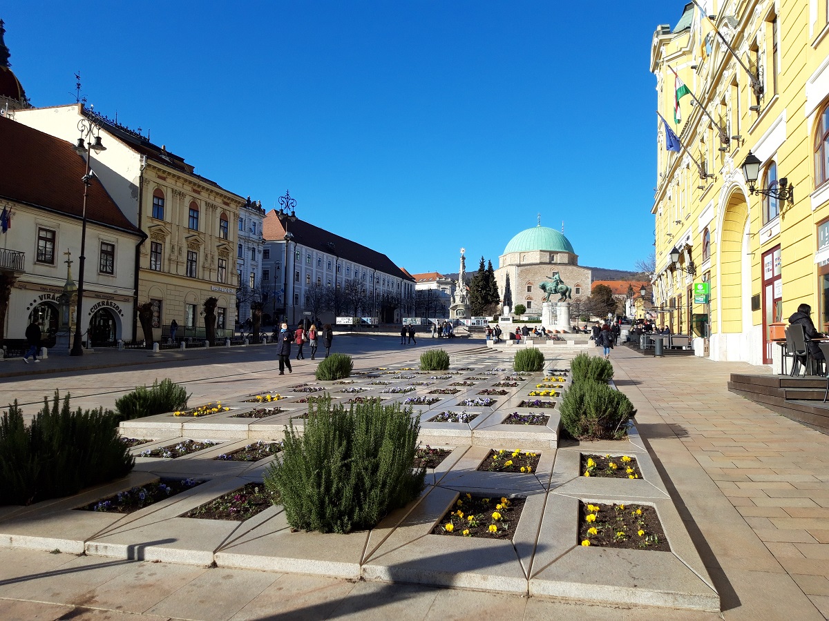 Szándékos gázolás, macsétével és lapátokkal fenyegetőzés borzolta Pécsen a kedélyeket