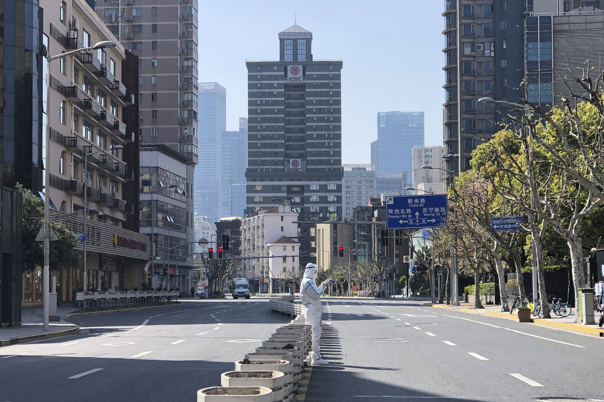 Visszatért a szinte embertelen szigor a koronavírus miatt lezárt Sanghajba