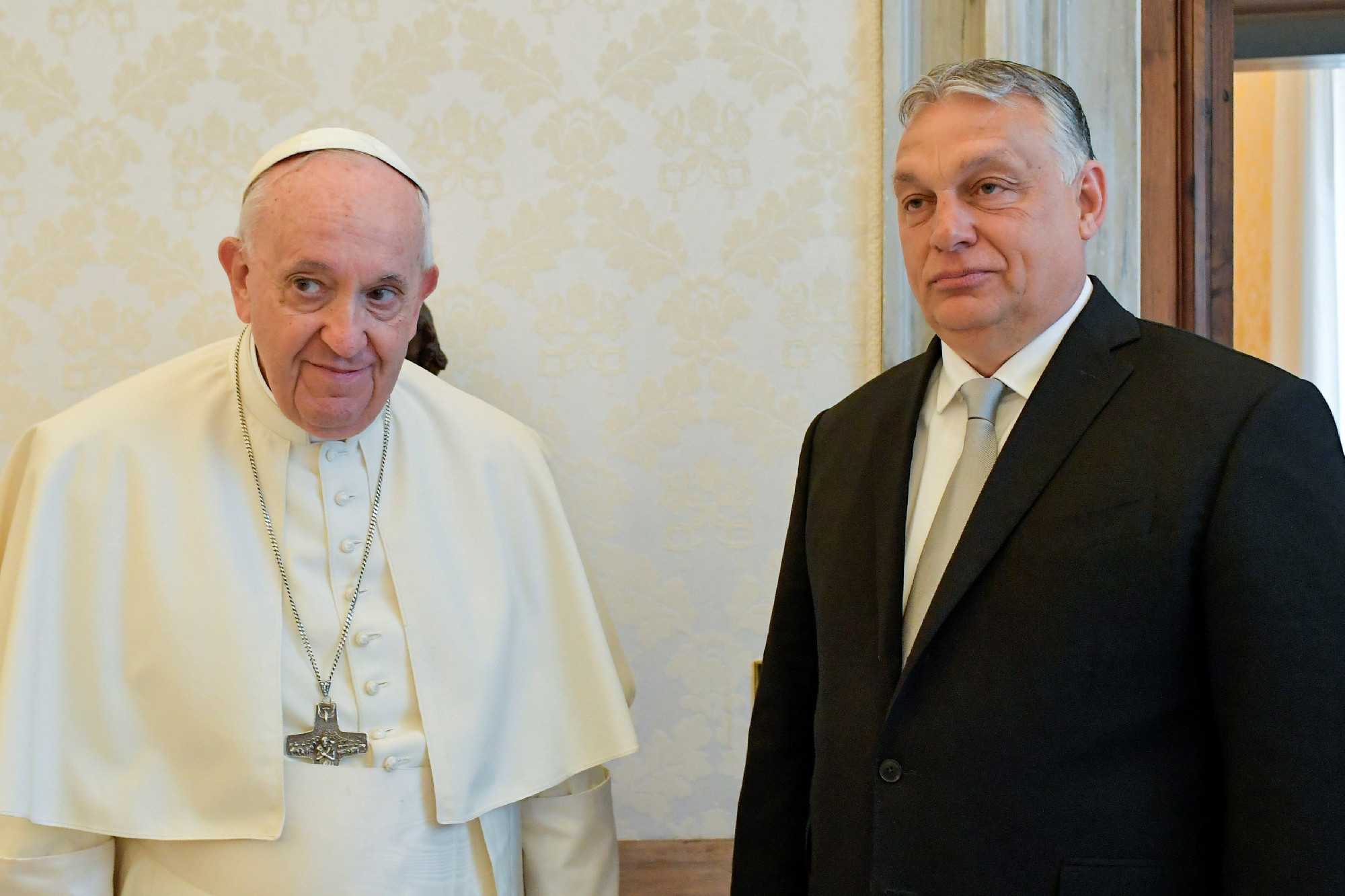 Megérkeztek az első fotók arról, ahogyan Orbán Viktort fogadta Ferenc pápa