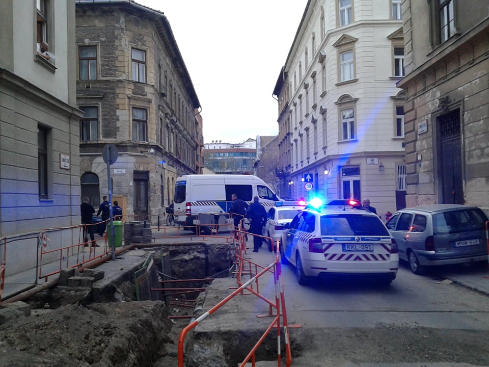 Balhé volt a Ferencvárosban, rendőrök zártak le egy utcát