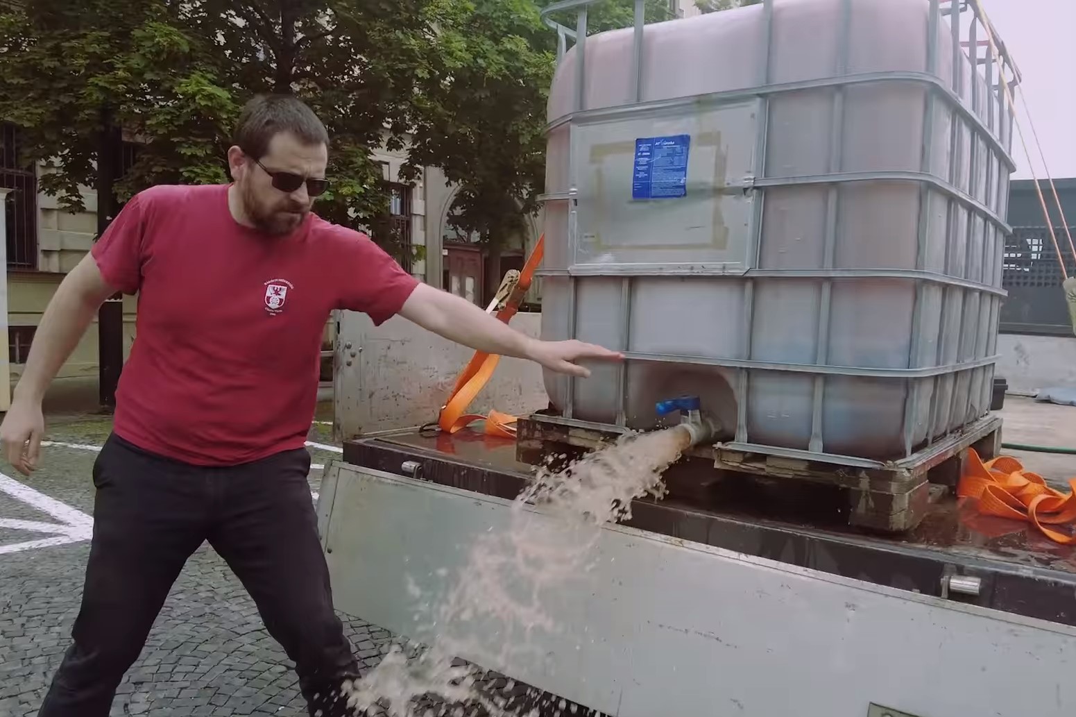 Ezer liter szennyezett Sajó-vizet locsolt a szlovák környezetvédelmi minisztérium elé egy képviselő 