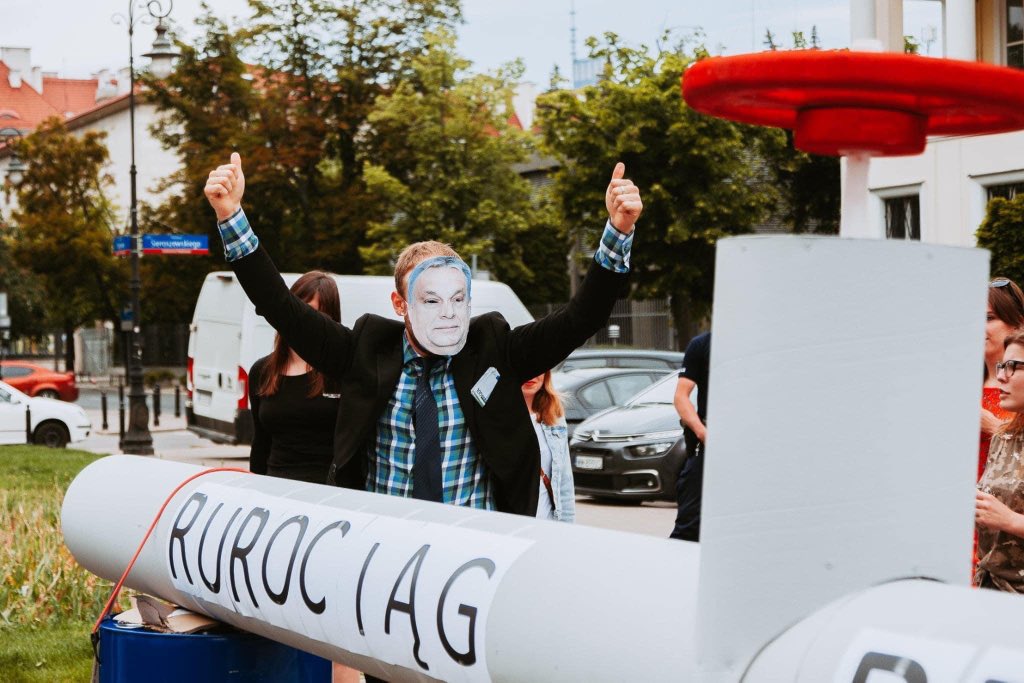 A varsói magyar nagykövetség előtt tiltakoztak Orbán oroszbarátsága ellen