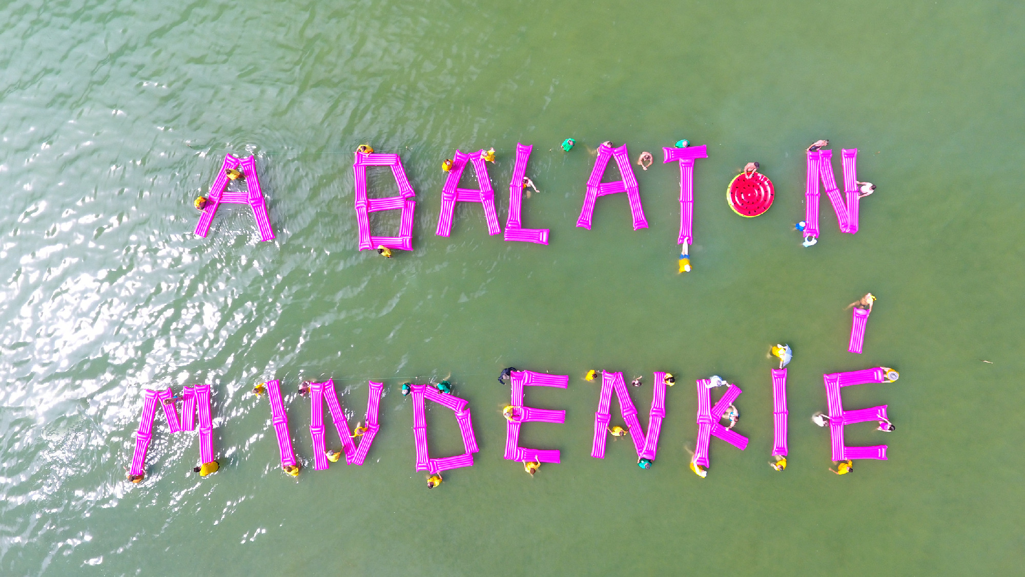 „A Balaton mindenkié” – gumimatracokból raktak ki egy óriási feliratot