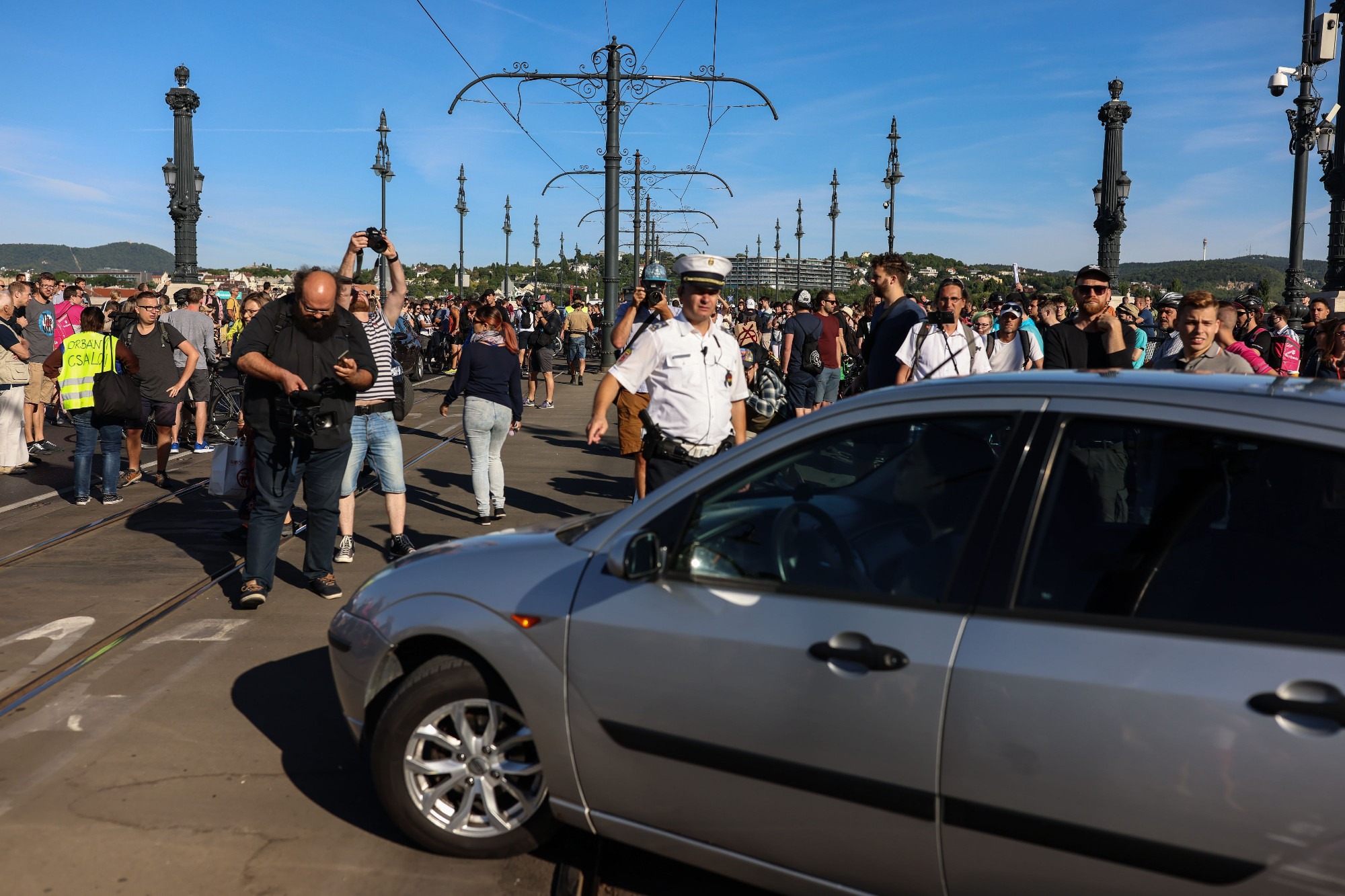 Előállítottak öt embert a Margit hídon zajló tüntetésről