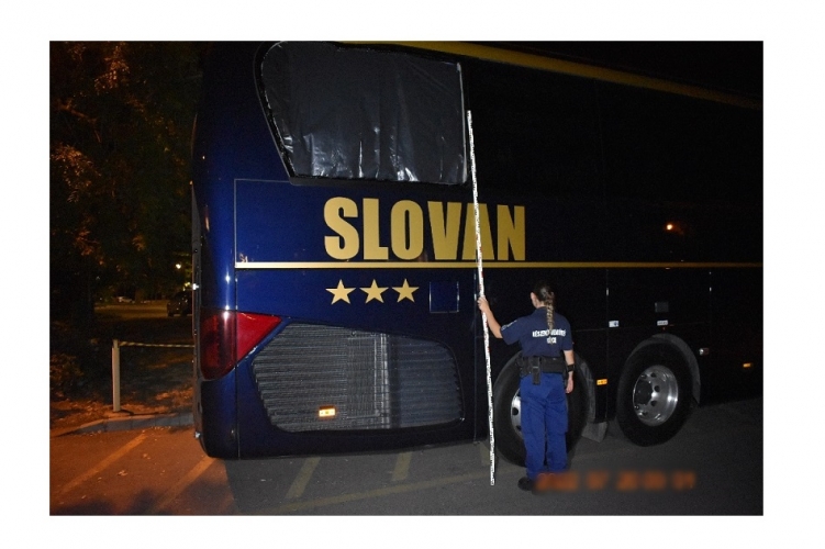 Elfogták a Slovan buszát megdobó férfit