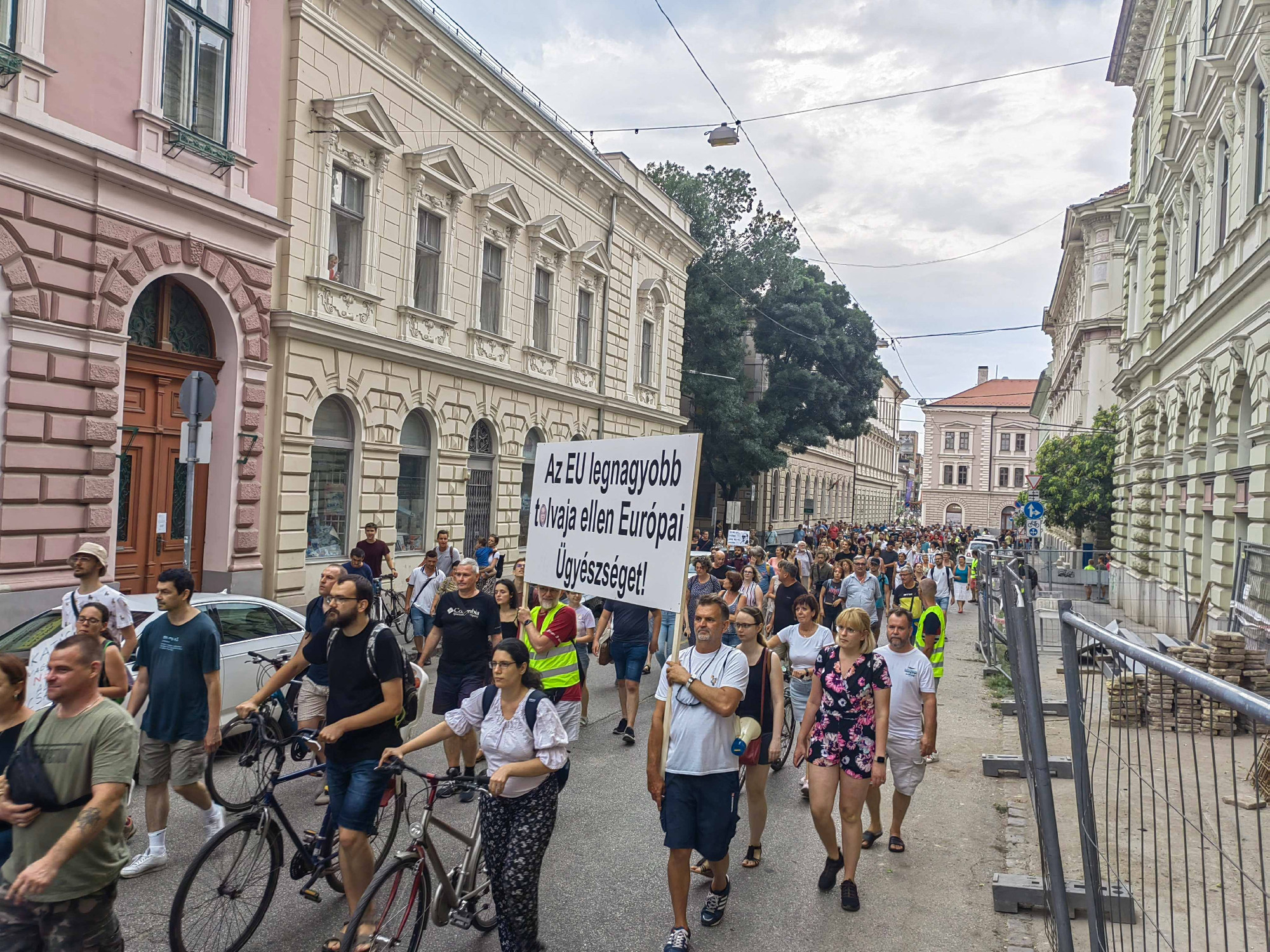 Több mint 400-an tüntettek Szegeden