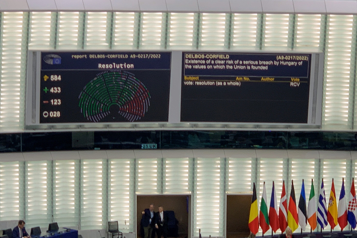Megszavazta az Európai Parlament: Magyarország többé nem tekinthető teljes demokráciának