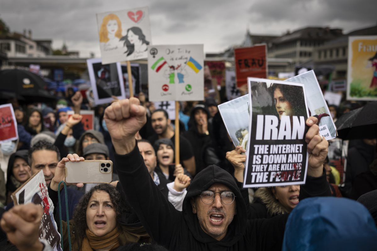 Hekkerek közzétették, kik tartóztathatták le a lányt, akinek a halála miatt tüntetéshullám indult Iránban