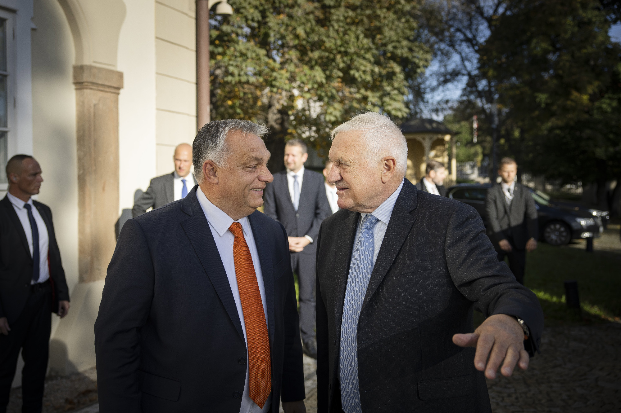 Orbán bejelentkezett a rendkívüli EU-csúcsról és egyből a szankciókat ostorozta