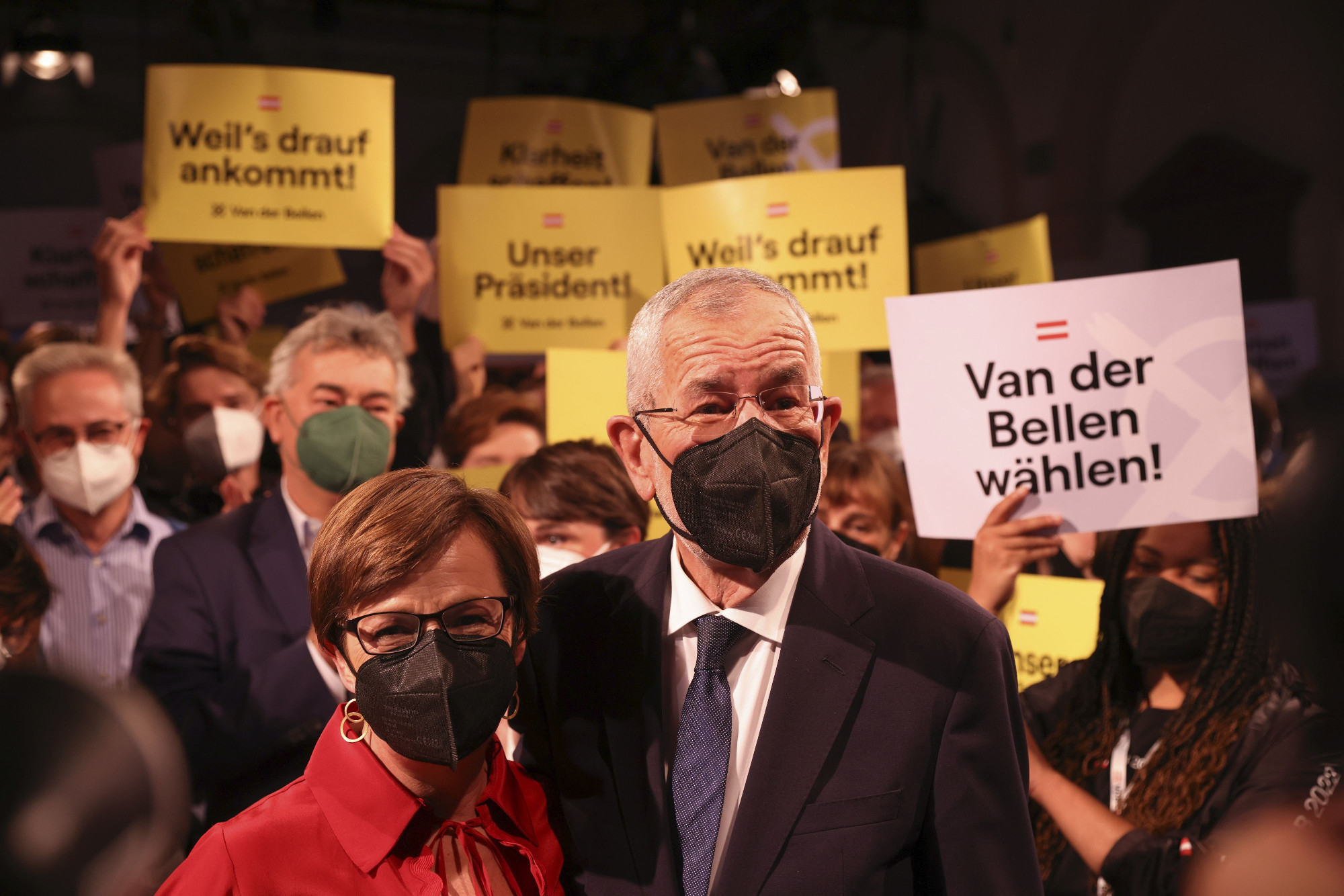Osztrák elnökválasztás: Az exit poll szerint Van der Bellen győzött