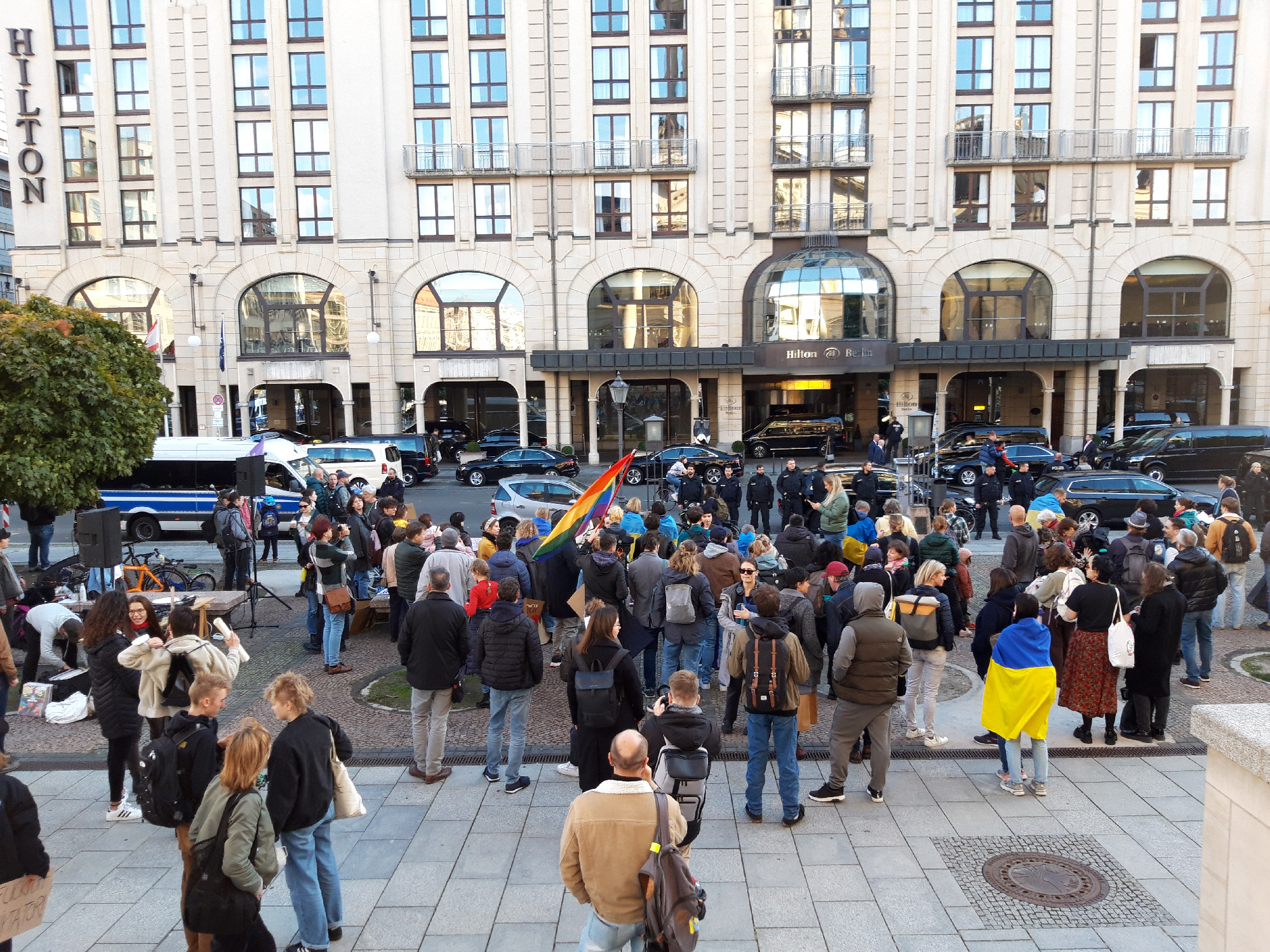 Tiltakozó magyarok is várták Orbán Viktort Berlinben