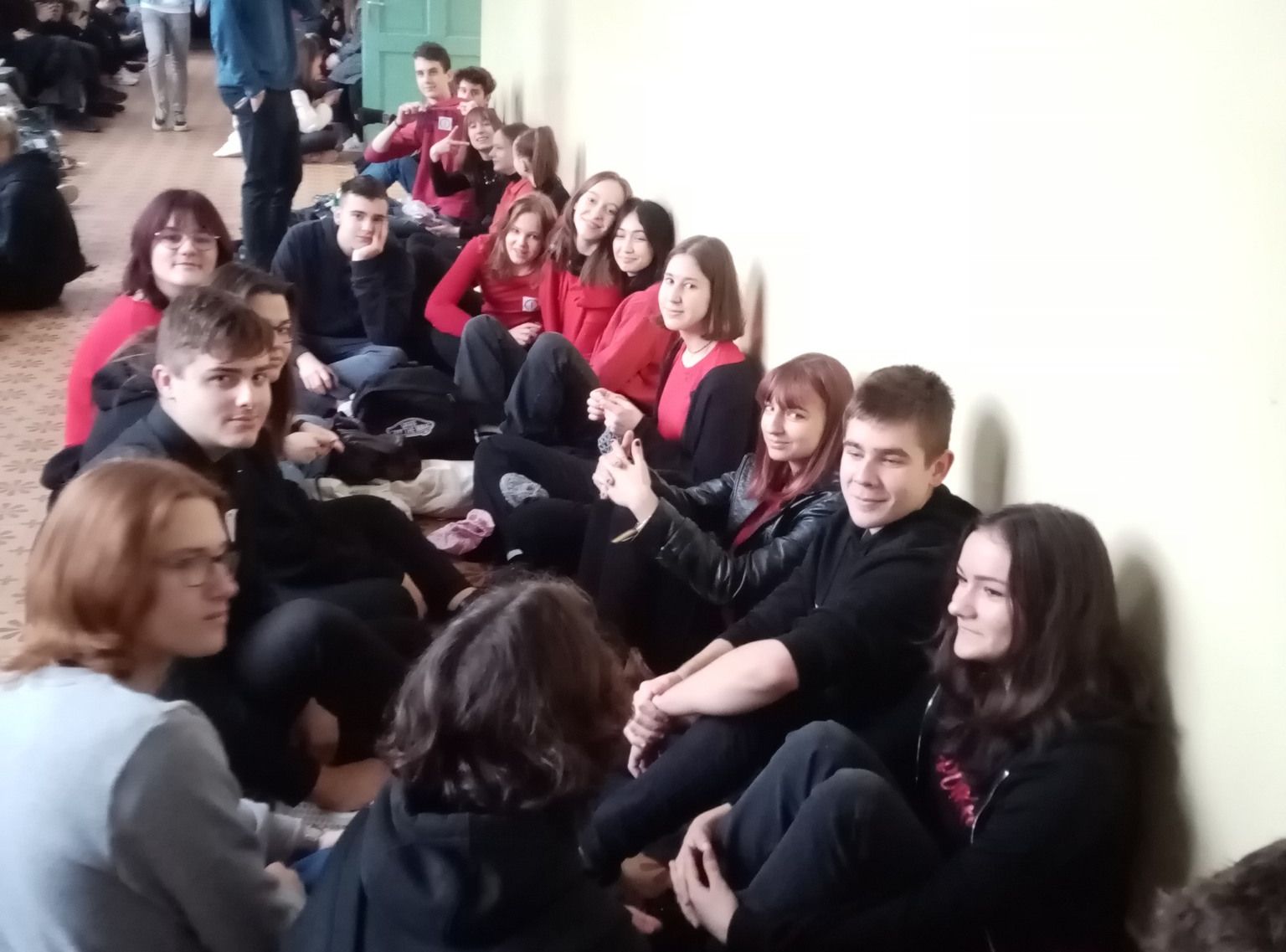 A Mi vagyunk a Grundot énekelték az ülősztrájkoló miskolci gimnazisták