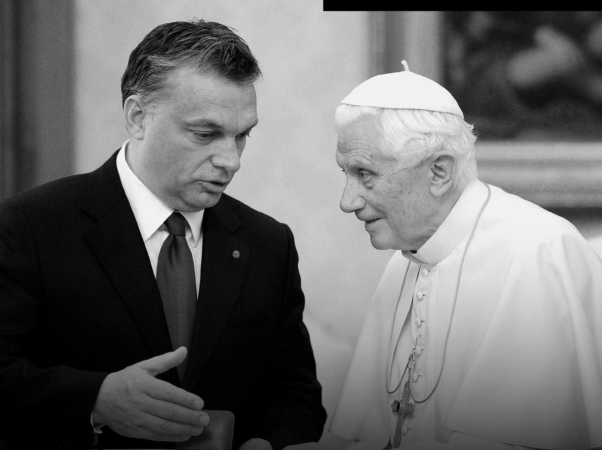 Orbán Viktor lerótta kegyeletét XVI. Benedek ravatala előtt Rómában
