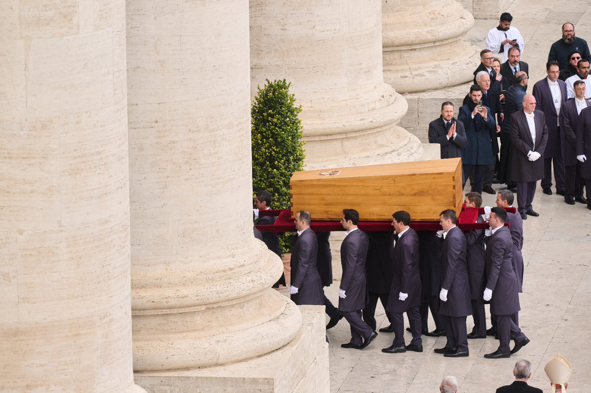 Végső búcsút vettek XVI. Benedek pápától