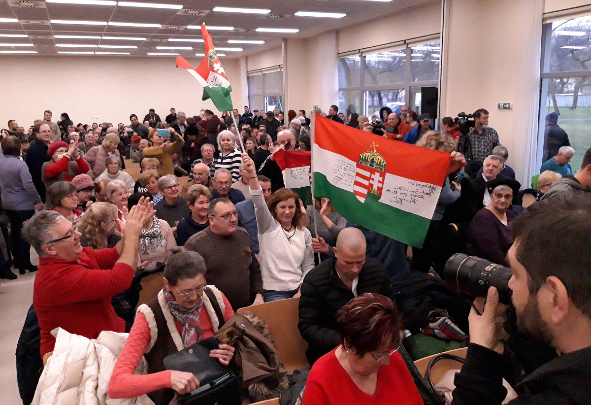 Botrányos közmeghallgatás Debrecenben: „A haza földje kínainak nem eladó!”