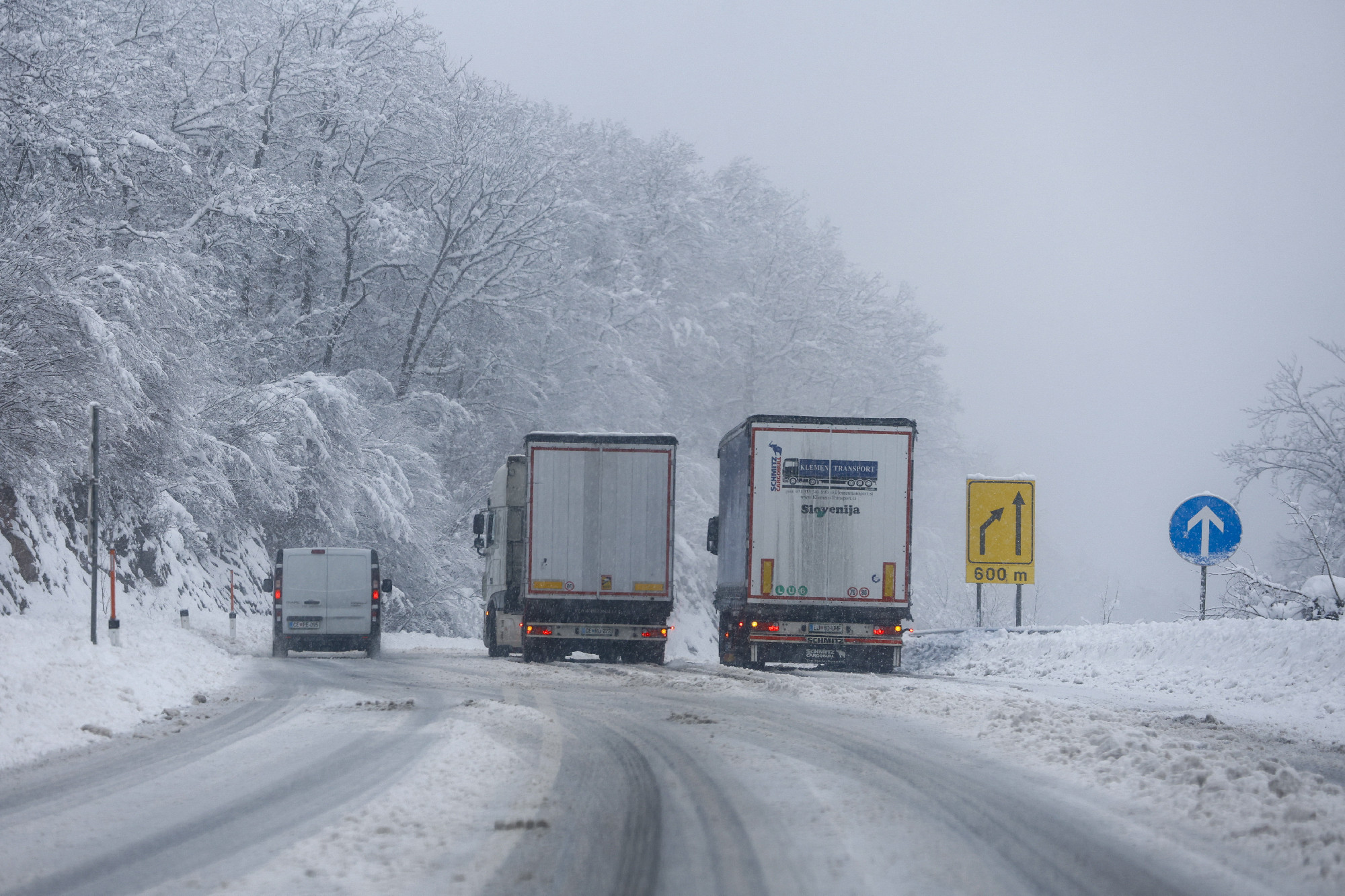 Fennakadásokat okoz a hóesés Szlovéniában és Horvátországban