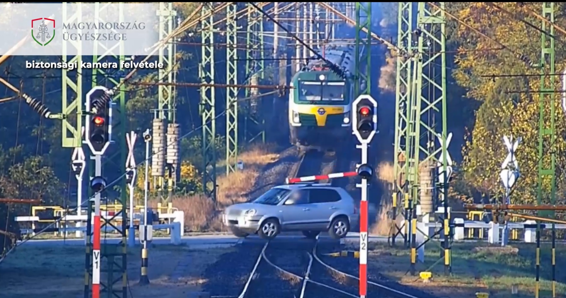 Videón, ahogy az autós letöri a sorompót és áthajt a vonat előtt