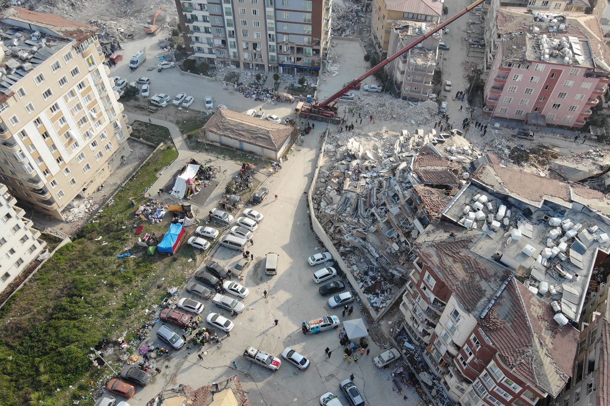 Több mint 600 ember ellen nyomoznak Törökországban a földrengésekben összeomlott házak kapcsán