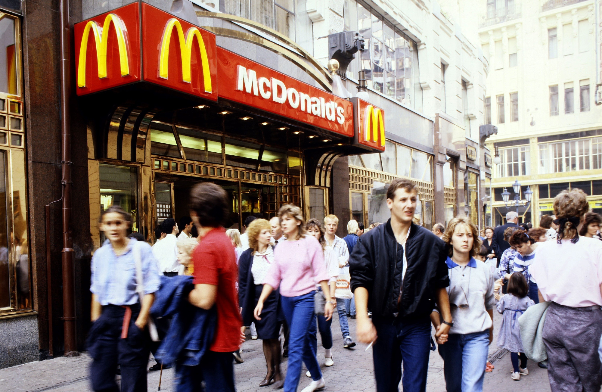 35 éve – Miniszterelnök-helyettes is ott volt az első McDonald’s nyitásánál