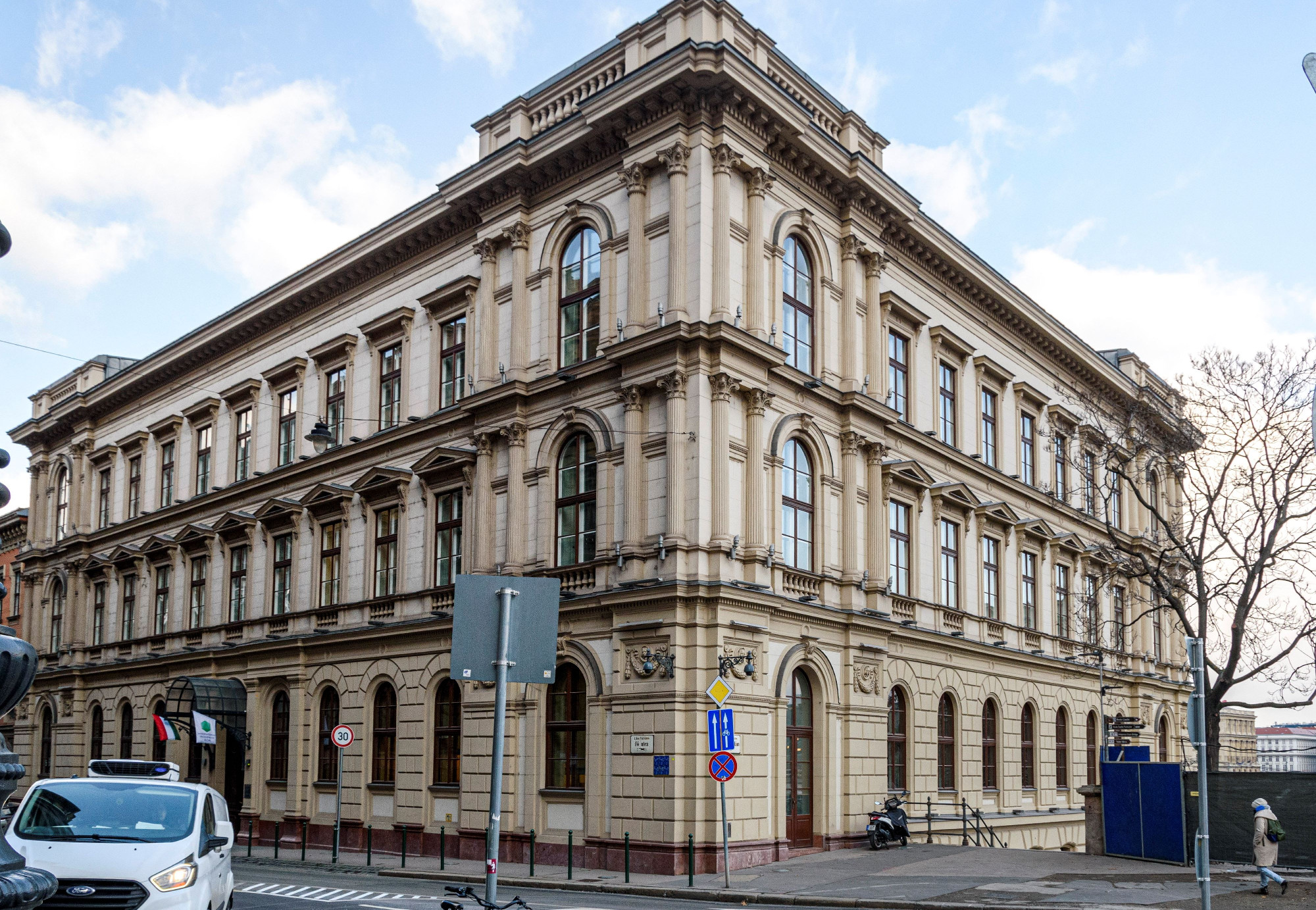Azért jött Budapestre a „kémbank”, mert nem akartak trójai falovat Szlovákiában