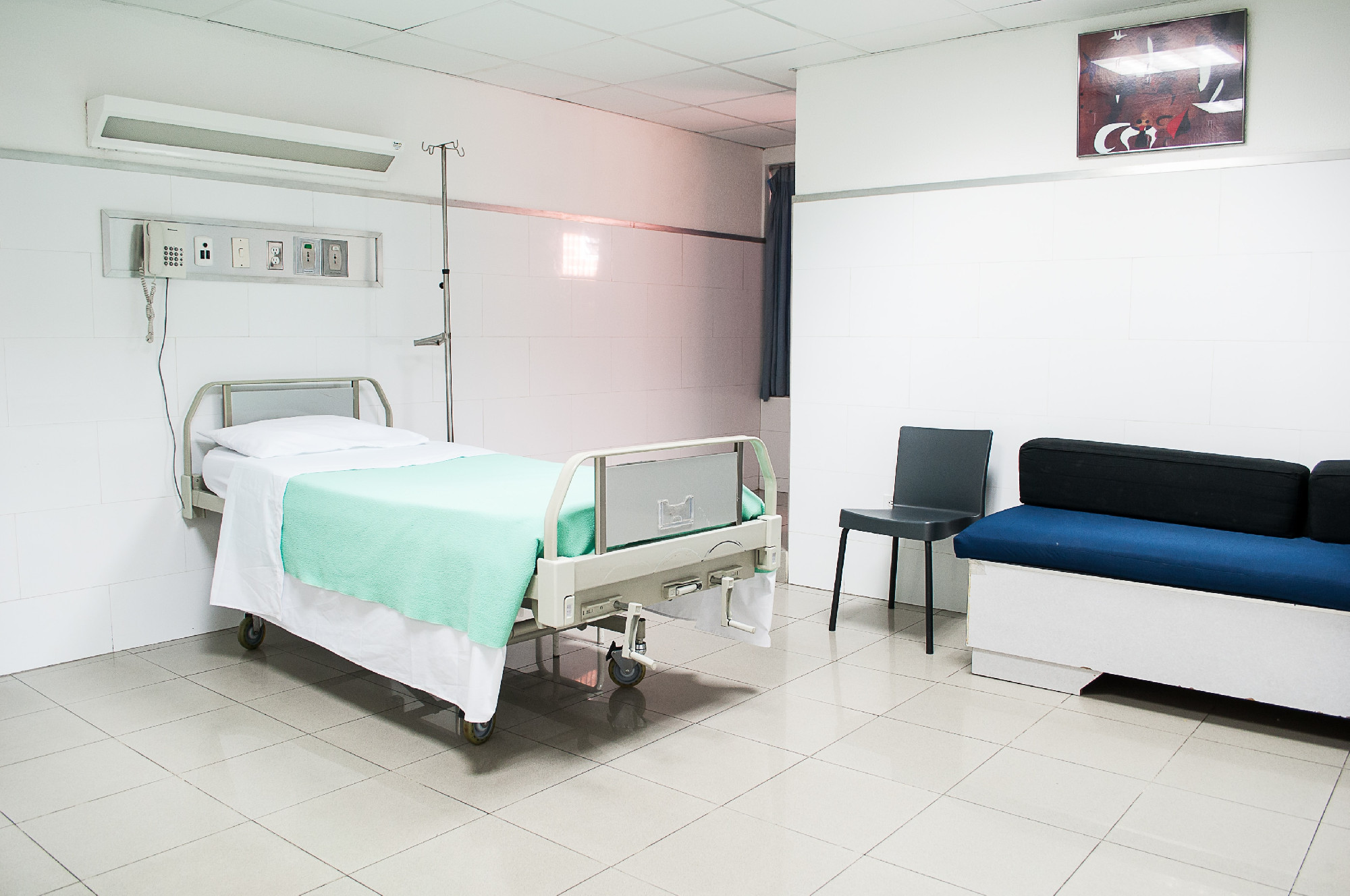 Etetés közben fulladt meg egy fiú egy tolnai kórházban