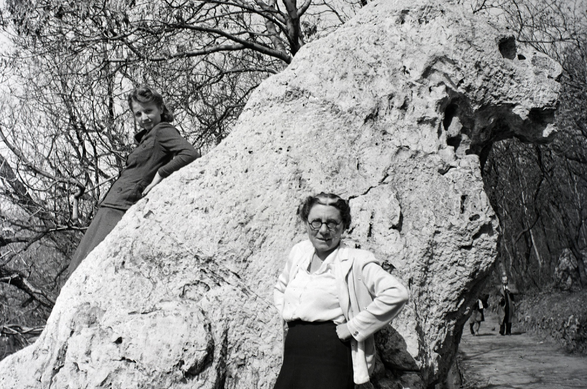 Oroszlán a Kecske-hegyen: Természeti képződményből szobor, majd egyszerű kőtömb