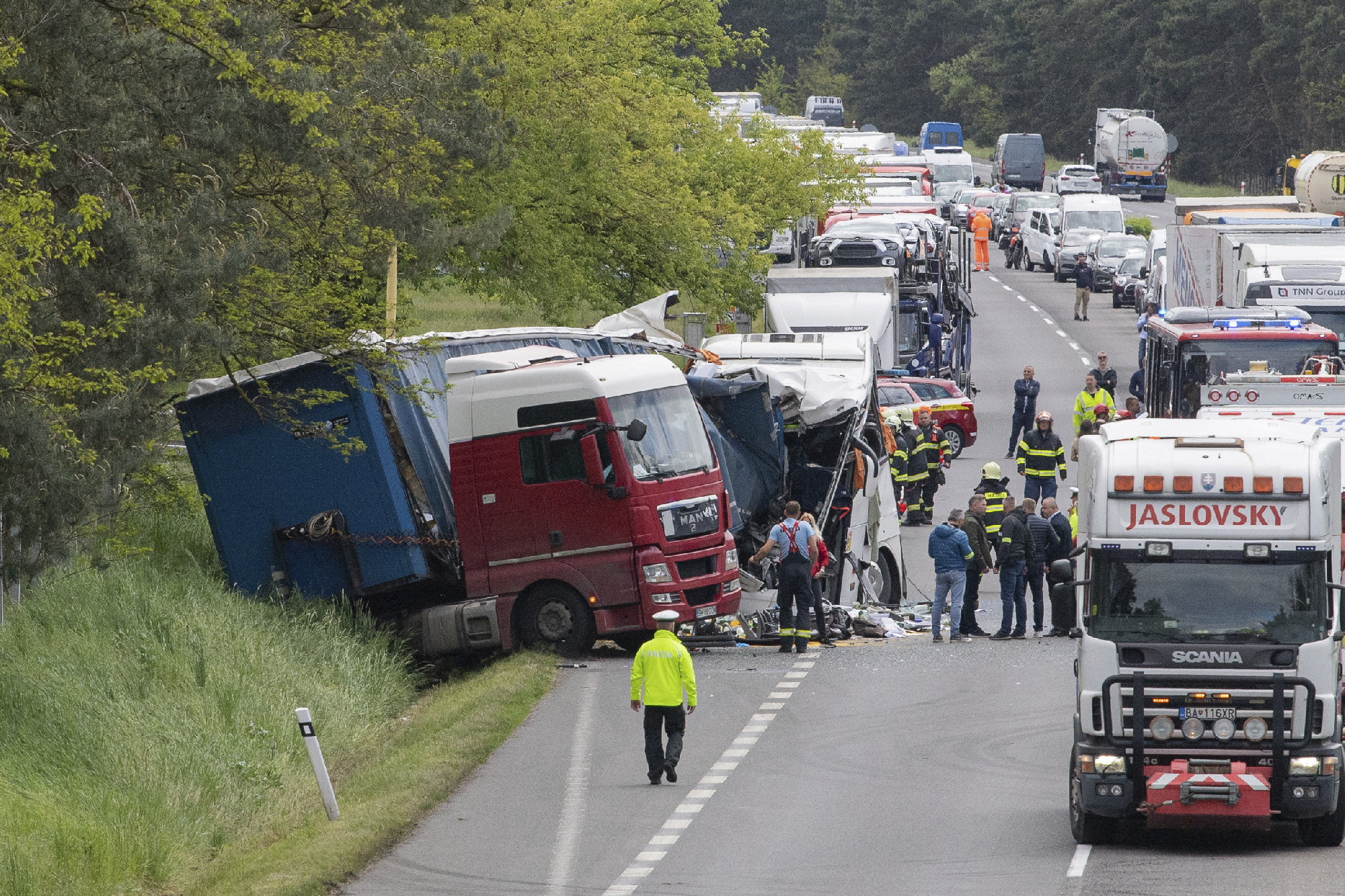 Magyar busz balesete Szlovákiában: ismeretlen tettes ellen indult büntetőeljárás