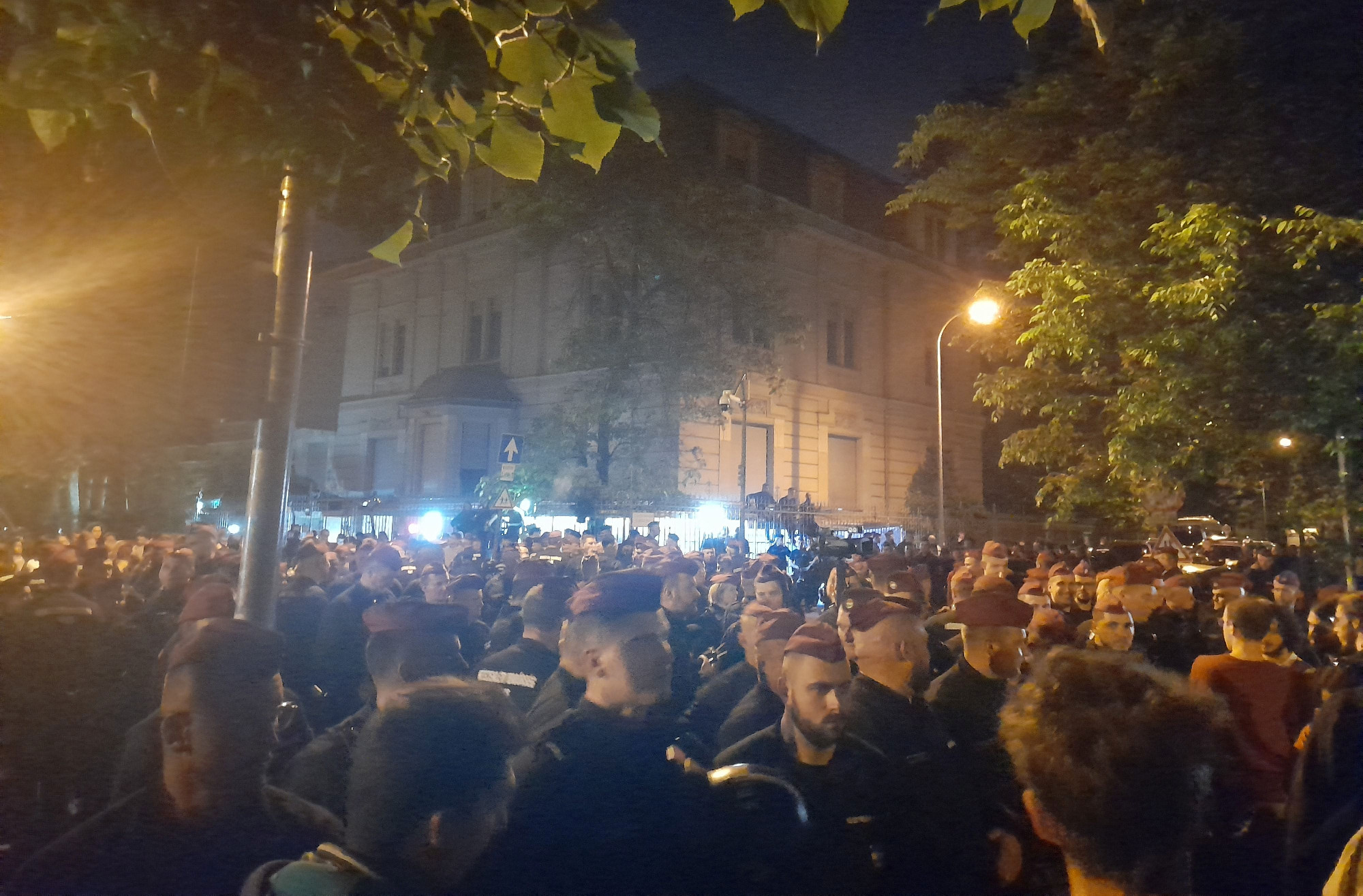 A Fidesz-székház közelében tüntettek – A demonstrálók egy részét kiszorították a rendőrök