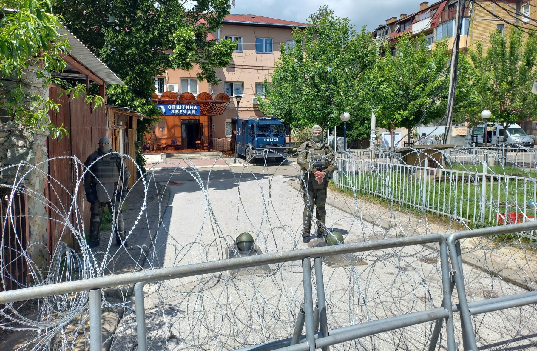 Állig felfegyverzett albán rendőrök védik az önkormányzati épületeket Koszovó északi részén