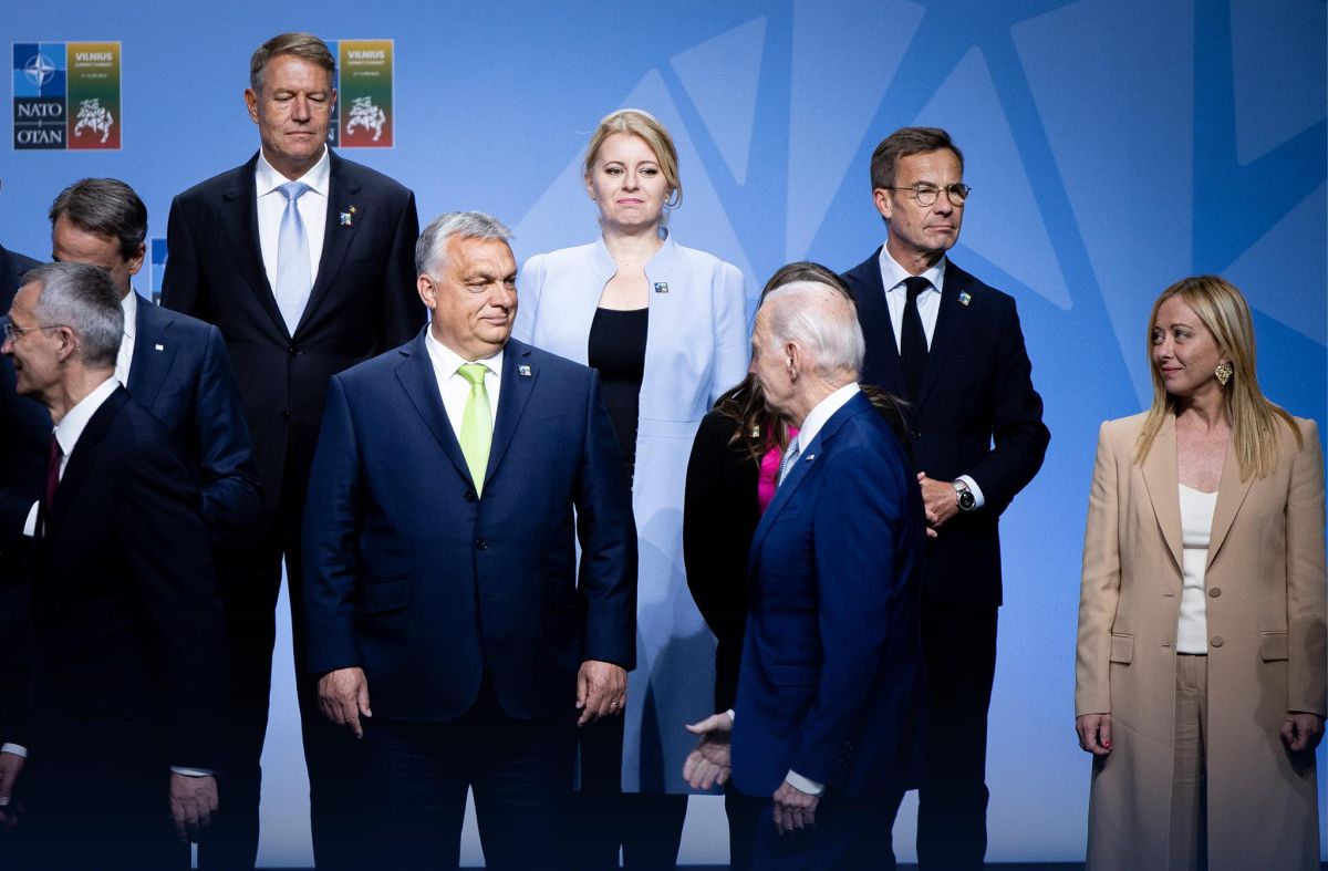 Joe Biden egyedül Orbán Viktorral fogott kezet